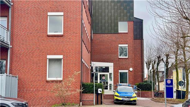 Versuchte schwere Brandstiftung am Dienstgebäude der Polizei Bremervörde Der 22-jährige Bremervörder, der bereits in den vergangenen Tagen durch mehrere Straftaten auffällig geworden war, hat am Mittwochabend erneut zugeschlagen: Mit flüssigem Grillanzünder sowie Stoff- und Papiertüchern versuchte er, die Bremervörder Polizeidienststelle am Huddelberg in Brand zu setzen.