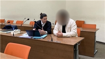 Der 22-Jährige sitzt mit seiner Anwältin auf der Anklagebank des Amtsgerichts München.