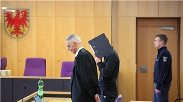 Der 24 Jahre alte Mann soll im alkoholisierten Zustand und mit überhöhter Geschwindigkeit auf der Bundesstraße 96a im Mühlenbecker Land einen Unfall verursacht haben bei dem zwei Menschen starben.