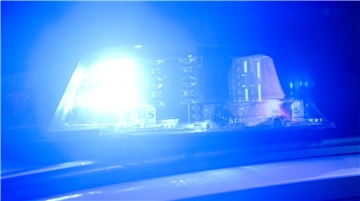 Ein Blaulicht leuchtet auf einem Einsatzfahrzeug der Polizei.