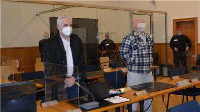 Der 36-jährige Angeklagte aus Stotel (Mitte) hatte am Vortag eine andere Version der Geschehnisse erzählt als die Zeugin am Freitag.