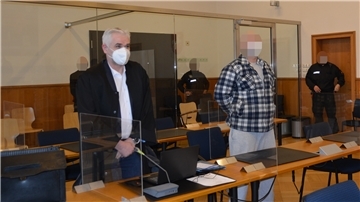 Der 36-jährige Angeklagte aus Stotel (Mitte) hatte am Vortag eine andere Version der Geschehnisse erzählt als die Zeugin am Freitag.