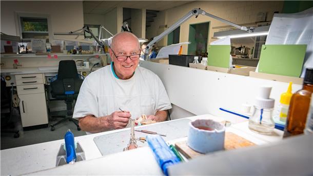 Otto Schulz bei der Arbeit im Dentallabor