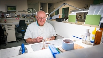Otto Schulz bei der Arbeit im Dentallabor