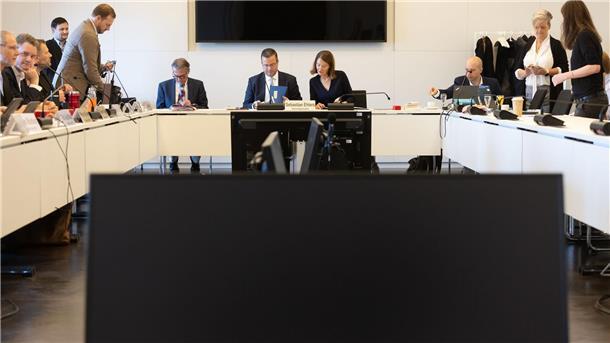Der 81-jährige Schröder wurde aus Rücksicht auf seinen Gesundheitszustand für die Zeugenvernehmung aus seinem Büro in Hannover zugeschaltet. 