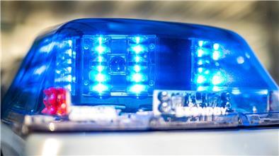 Der 95-jährige Autofahrer hat beim Abbiegen die Fahrradfahrerin übersehen. Sie kam leicht verletzt in ein Krankenhaus. 