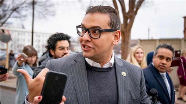 Der Abgeordnete George Santos verlässt eine Sitzung der Republikanischen Partei auf dem Capitol Hill.
