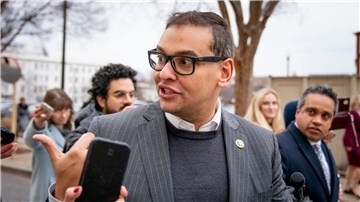 Der Abgeordnete George Santos verlässt eine Sitzung der Republikanischen Partei auf dem Capitol Hill.