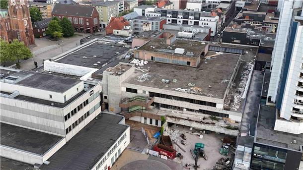 Heimat-Check: Wie wird Bremerhaven attraktiver? - Die Podiumsdiskussion Blick auf den laufenden Abriss des Karstadt-Gebäudes