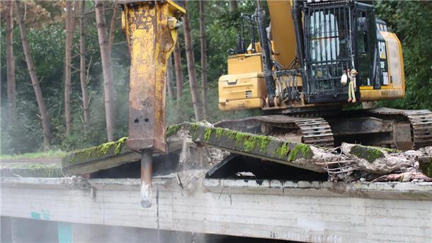 Der Abrissbagger rollt am Montagmorgen an. Zuerst werden die Kappen der Wörpebrücke entfernt.