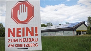 Protestschild in Nordenham. Der Ärger um die geplante Wohnbebauung am Kiebitzberg geht in die nächste Runde.