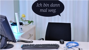 Leerer Stuhl am Schreibtisch eines Arztes