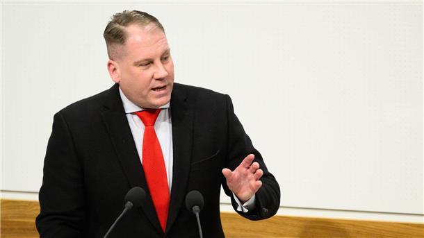 Extremisten sollen von Steuergeld abgeschnitten werden Der AfD-Abgeordnete Lilienthal stellt sich vor die Mitarbeiter seiner Fraktion. (Archivbild)