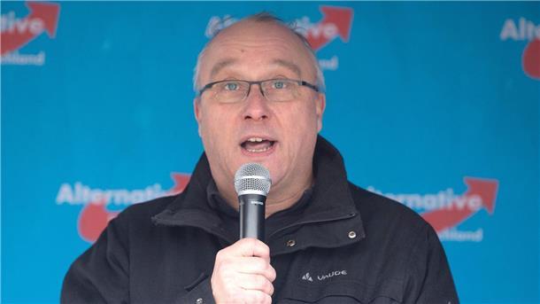 Disziplinarklagen gegen AfD-Mann Jens Maier erhoben Der AfD-Bundestagsabgeordnete Jens Maier spricht auf einer Kundgebung der sächsischen AfD.(Archivbild)