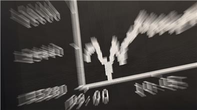 Die Anzeigetafel mit der Dax-Kurve zeigt im Handelssaal der Frankfurter Börse einen Kursrutsch (Aufnahme mit Zoom-Effekt). 