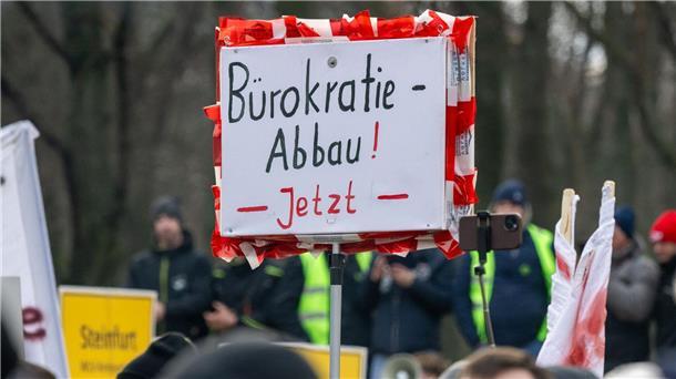 Mittelständler mahnen Bürokratieabbau an Der aktuelle wirtschaftspolitische Kurs der Ampel-Koalition kommt nicht gut weg - das geht aus der jüngsten Konjunkturumfrage des Mittelstandsverbundes hervor. Vor allem „überbordende Bürokratie“ mache den Standort Deutschland zunehmend unattraktiv.