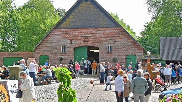 Der Alpaka-Markt auf dem Herr-Hof in Misselwarden war wieder einmal ein voller Erfolg.