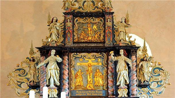 In der Misselwardener Kirche tanzen die Tugenden Der Altar in der Misselwardener Kirche ist mit Statuen der sieben Tugenden geschmückt.