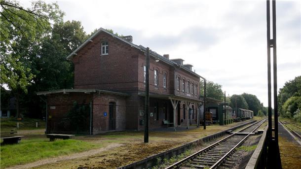 Wie die Bahn in Bad Bederkesa wieder Fahrt aufnehmen könnte Bahnhofsgebäude und Schienen