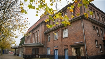 Der Bahnhof in Bremerhaven-Lehe wird nur noch zum Teil als Zugstation genutzt. Der größte Teil des Gebäudes ist in Privatbesitz und gammelt seit Jahren vor sich hin. Die Bahn plant die Zugänge und Bahngleise umzubauen.