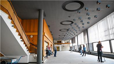 Der alte Columbusbahnhof versprüht den Charme der 60er Jahre. Der Ort steckt voller Geschichten, einen Teil wird die Theatergruppe Das letzte Kleinod im Auftrag von Bremenports heben, ehe die Abrissbagger kommen. Foto Scheschonka