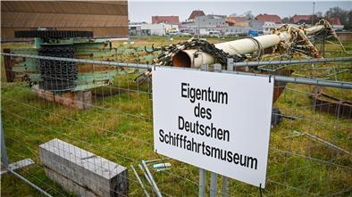 Der alte, grüne Handkurbelkran rostet mit dem Mast der „Seuten Deern“ am Neubau des Forschungsdepots im Fischereihafen vor sich hin. Nun soll das technische Denkmal vor weiterem Verfall bewahrt werden.