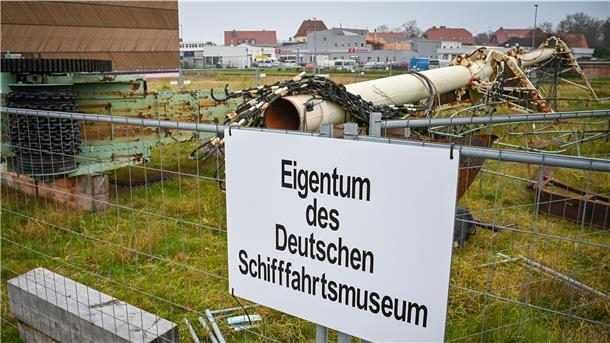Der alte Handkurbelkran rostet mit dem Mast der Seuten Deern am Neubau des Forschungsdepot im Fischereihafen vor sich hin. Nun soll das technische Denkmal vor weiterem Verfall bewahrt werden. Für Transport, Lagergestell und Zelt würden 35.000 Euro fällig.