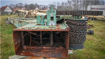 Der alte Handkurbelkran rostet neben dem Neubau des Forschungsdepots im Fischereihafen vor sich hin. Sein Umzug in einen witterungsgeschützen Bau steht noch aus.