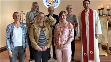 Der alte und neue Iselersheimer Kirchenvorstand: Sabine Mangels (hinten von links), Bernd Hadeler, Ursel Noetzelmann sowie Friederike Schwarz (vorne von links), Reykja Hurlbrink, Rebecca Ellmers undPastor Simon Laufer.