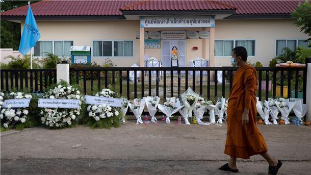 Der Amoklauf hat die Gemeinde Nongbua Lamphu tief erschüttert. Als Zeichen der Trauer legen Mönche Kränze und Blumen vor der Einrichtung ab.