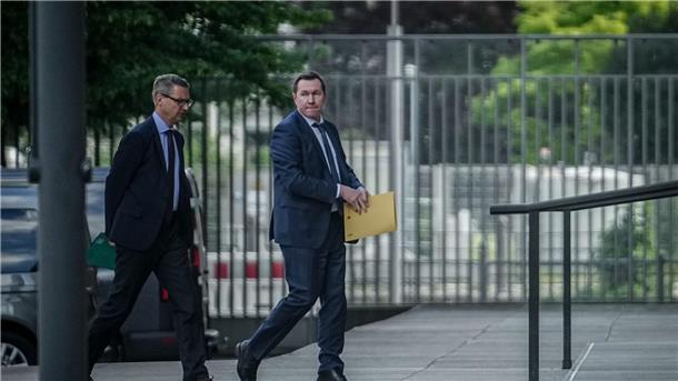 Regierung: Russland für Cyber-Angriff auf SPD verantwortlich Der amtierende Geschäftsträger der russischen Botschaft Alexej Korljakow (r) auf dem Weg in das Auswärtige Amt.