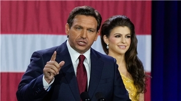 Der amtierende republikanische Gouverneur von Florida, Ron DeSantis, spricht auf einer Wahlparty in Tampa. Hinter ihm: Seine Frau Casey.