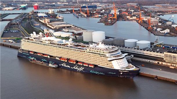 Blick auf die Columbuskaje in Bremerhaven an der die "Mein Schiff 3" liegt.