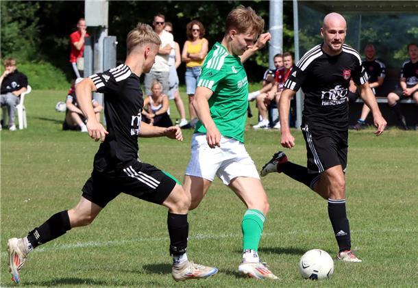 Der Anderlinger Jonte Sperling wird zwei MTVern gestellt. Die Partie zwischen den Zweitvertretungen aus Hesedorf und Anderlingen endete torlos. 