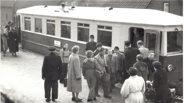 Der Andrang zum „Silberpfeil“ der Butjadinger Bahn war im Oktober 1955 groß. Im Hintergrund ist der „Lange Jammer“ in Nordenham zu sehen.