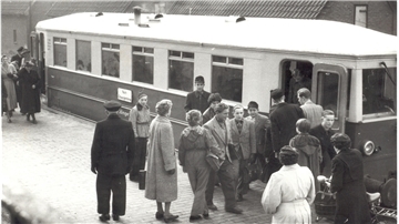 Der Andrang zum „Silberpfeil“ der Butjadinger Bahn war im Oktober 1955 groß. Im Hintergrund ist der „Lange Jammer“ in Nordenham zu sehen.
