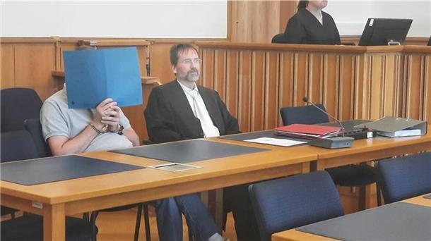 Mann aus Harsefeld vermietete Ferienwohnungen, die ihm nicht gehören Der Angeklagte aus Harsefeld entschied sich am ersten Prozesstag für ein Geständnis. Nicht sein Anwalt Dierk Fittschen, sondern er selbst übernahm das Reden.