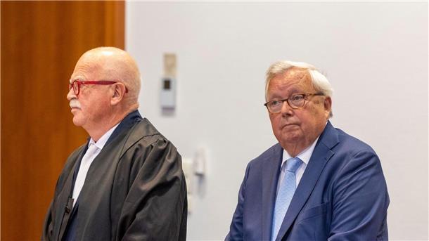 Der angeklagte Bankier Christian Olearius (r) steht neben seinem Anwalt Peter Gauweiler im Bonner Landgericht.