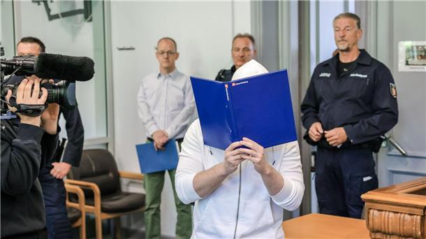 Der Angeklagte betritt den Verhandlungssaal im Kieler Landgericht.