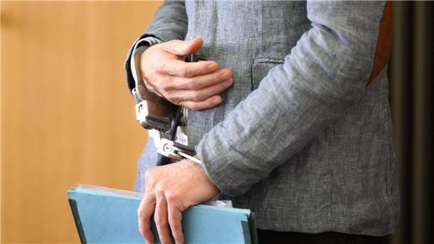 Der Angeklagte Christian B. kommt mit Handschellen in den Gerichtssaal im Landgericht Braunschweig.