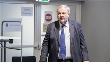 Der angeklagte Hanno Berger gilt als Architekt der Cum-Ex-Deals, bei dem sich Banken und Investoren nie gezahlte Kapitalertragssteuern erstatten ließen und den Staat um Milliarden Euro geprellt haben sollen.