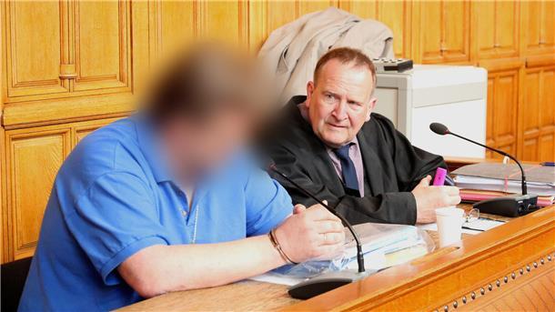 Ein Mann steht vor Gericht.