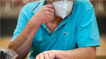 Der Angeklagte im Fischerhuder Mordprozess verfolgt im Gerichtssaal in Verden unbeteiligt die Vorwürfe gegen sich.