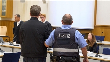 Der Angeklagte im Gerichtssaal des Oberlandesgerichts Koblenz..