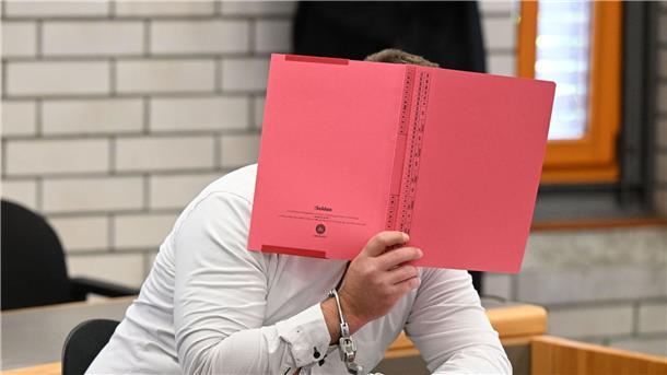 Der Angeklagte im September 2022 im Landgericht Baden-Baden. Jetzt ist der Mann zu lebenslanger Haft verurteilt worden.