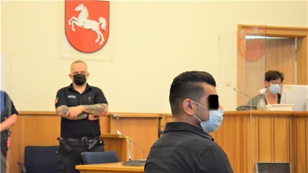 Auto-Attacke in Zeven: Richter hält Opfer nicht für unschuldig Der Angeklagte K. sitzt zum Prozessauftakt im Schwurgerichtssaal des Landgerichts Stade. Am Mittwoch wurde er zu einer Bewährungsstrafe verurteilt, nachdem er im Dezember 2020 den Onkel seiner Frau mutwillig angefahren hatte.