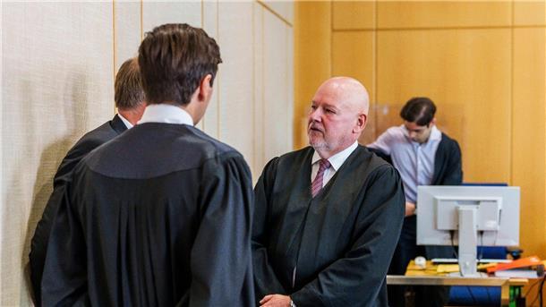 Cum-Ex-Skandal: Steueranwalt zu Haft verurteilt Der Angeklagte (l.) im Gespräch mit seinen Anwälten.