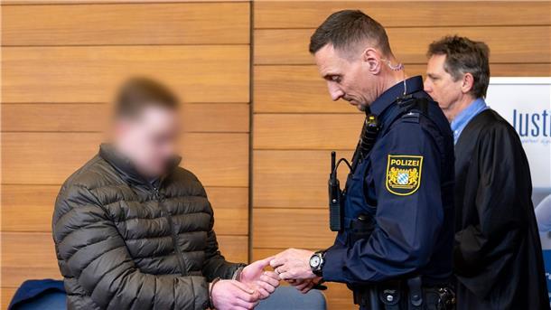 Neun Jahre Haft wegen Mordes an Studentin Hanna Der Angeklagte (l.) im Prozess um den Tod der Studentin Hanna ist zu neun Jahren Jugendstrafe verurteilt worden.