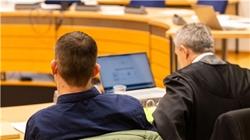 Der Angeklagte (l) neben seinem Verteidiger im Gerichtssaal.