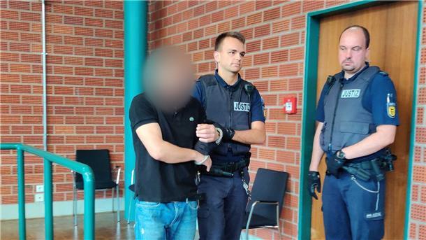 Der Angeklagte (l.) wird in Konstanz zu lebenslanger Haft verurteilt.